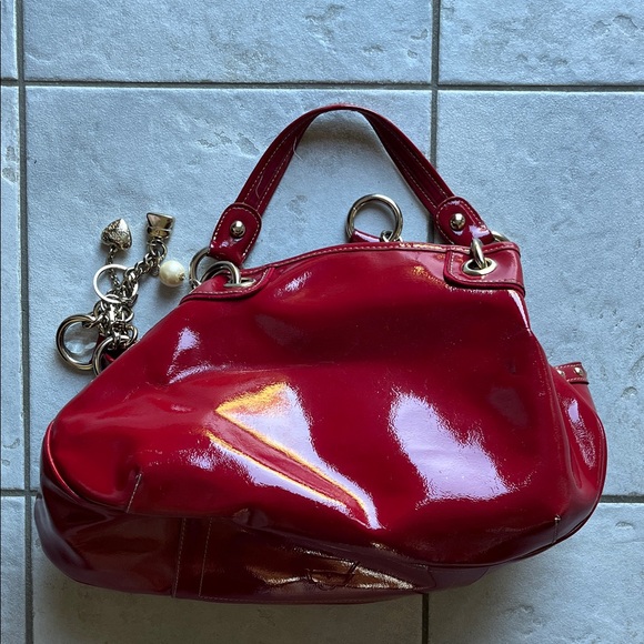 Kathy Van Zeeland Shiny Faux Leather Red Shoulder Bag - Picture 5 of 16